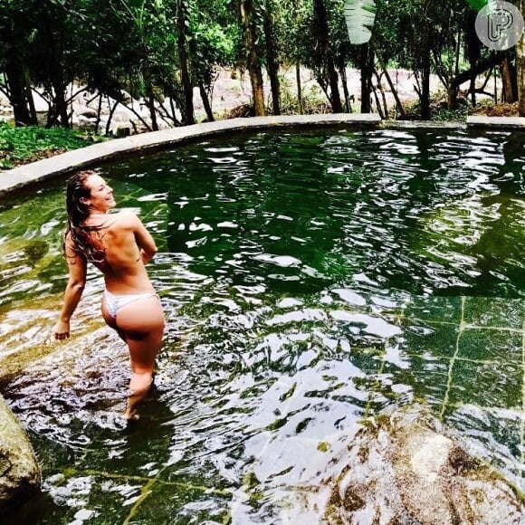Paolla Oliveira, de topless em piscina, ganha elogios na web em foto postada nesta sexta-feira, dia 15 de dezembro de 2017