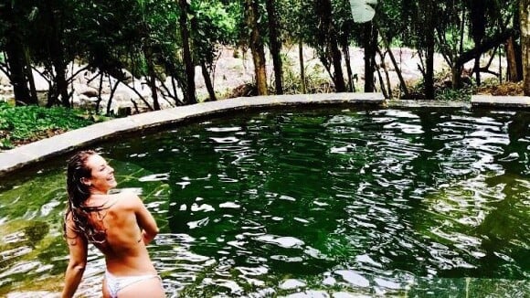 Paolla Oliveira, de topless em piscina, ganha elogios na web: 'Que corpo'