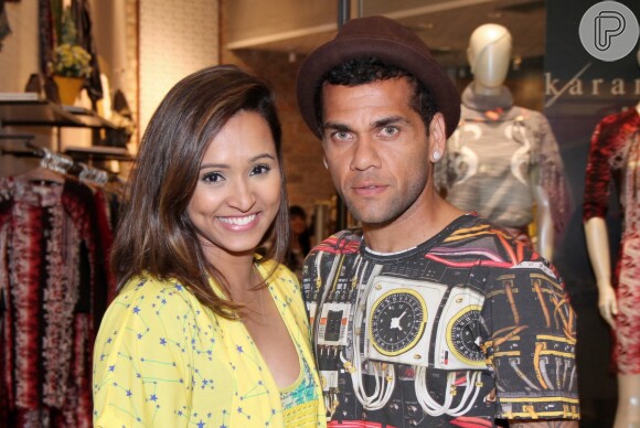 Daniel Alves conta que escolhe as próprias roupas, mas namorada, Thaissa Carvalho, opina