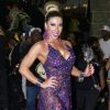 Rainha de bateria da Gaviões da Fiel, Tati Minerato deixou as curvas em evidência com um vestido transparente