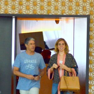 William Bonner e a namorada, Natasha Dantas, deixam restaurante em shopping do Rio