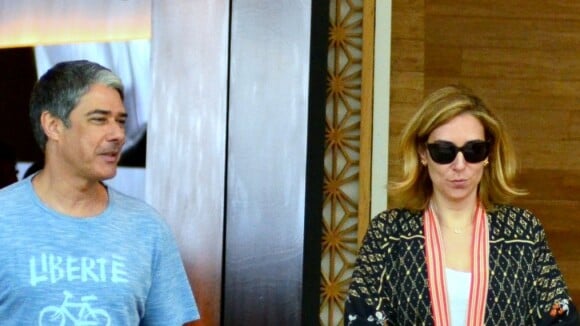 William Bonner almoça com a namorada, Natasha Dantas, em shopping do Rio