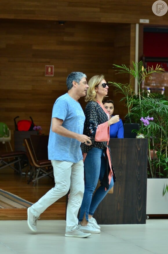 William Bonner e a namorada, Natasha Dantas, passeiam juntos por shopping do Rio