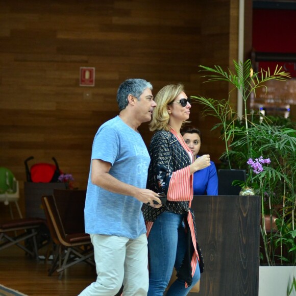 William Bonner e a namorada, Natasha Dantas, passeiam juntos por shopping do Rio