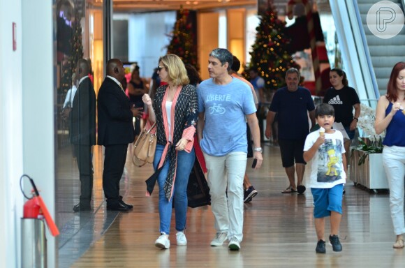 William Bonner e Natasha Dantas curtem sábado juntos em shopping do Rio