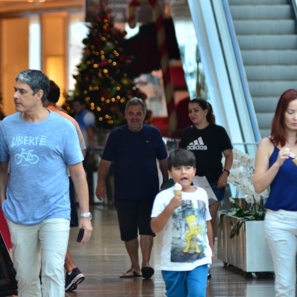 William Bonner e Natasha Dantas curtem sábado juntos em shopping do Rio