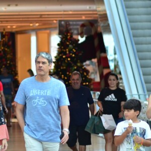 William Bonner é fotografado ao lado da namorada, Natasha Dantas