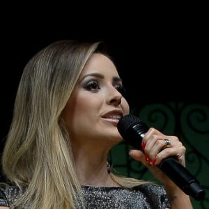 Sandy canta sucessos em show de encerramento