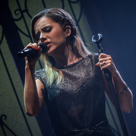 Sandy canta sucessos da carreira com o irmão em show
