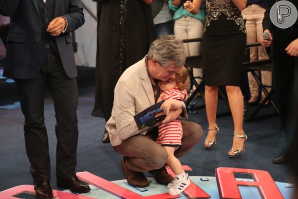 Serginho Groisman ficou emocionado ao receber o filho, Thomas, no 'Altas Horas'