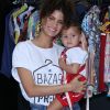 Laura Fernandez, nora de Preta Gil, posou com a filha, Sol de Maria, no Bazar da Preta
