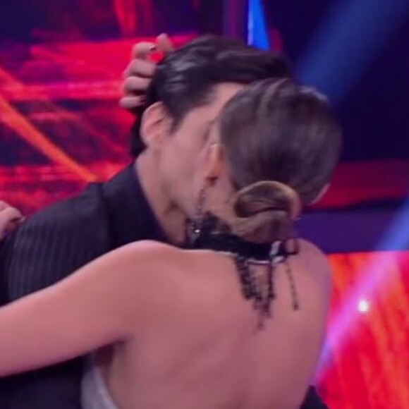 Lucas Veloso e Nathalia Melo se beijam após pedido de namoro