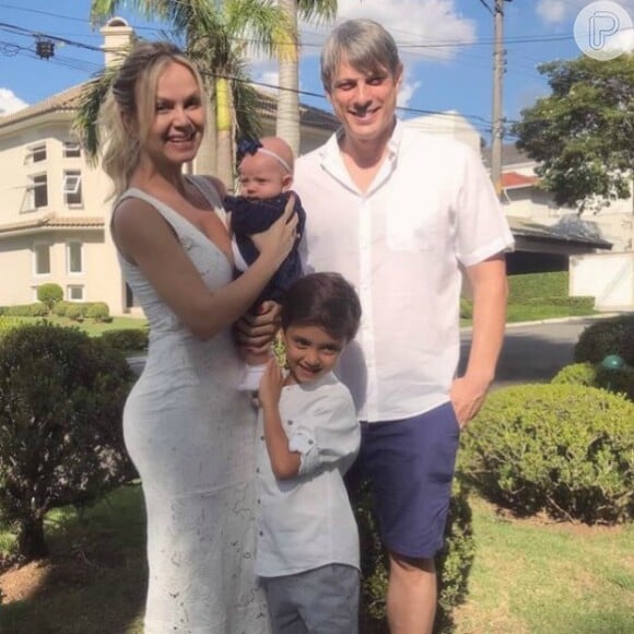 Eliana exibiu um momento fofo em família com o noivo, Adriano Ricco, e os filhos, Manuela, de 3 meses, e Arthur, de 6 anos