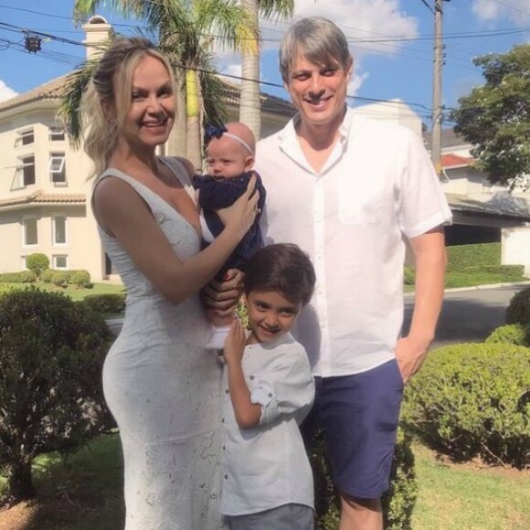 Eliana exibiu um momento fofo em família com o noivo, Adriano Ricco, e os filhos, Manuela, de 3 meses, e Arthur, de 6 anos