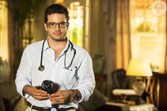 Bêbado, Felipe (Thiago Mendonça) erra o diagnóstico de um paciente e acaba sendo internado em uma clínica de reabilitação, na novela 'Em Família', em 2 de junho de 2014