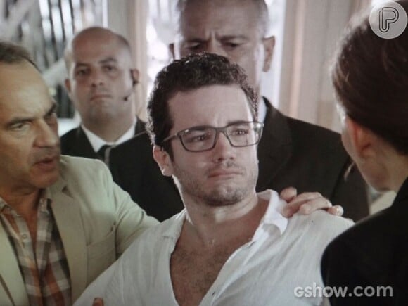 Felipe (Thiago Mendonça) é internado numa clínica de reabilitação por Chica (Natália do Vale) e Helena (Julia Lemmertz), na novela 'Em Família'