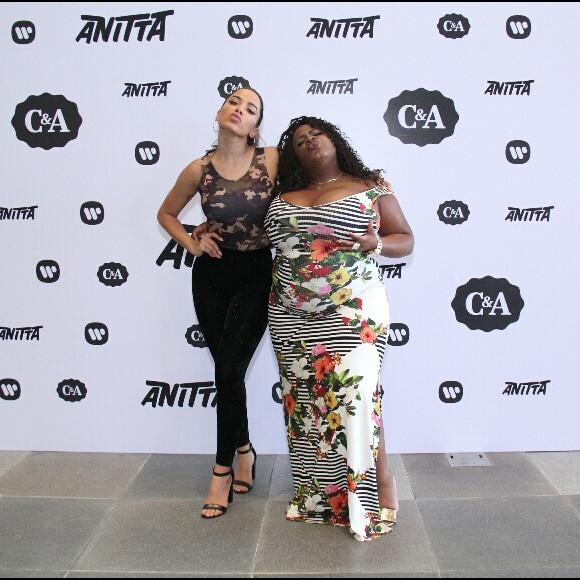 Anitta posa com Jojo Todynho no lançamento do clipe 'Vai Malandra'