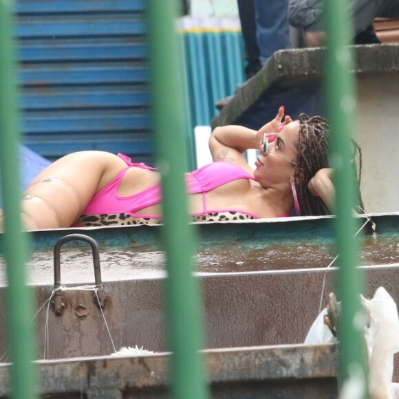 Anitta explica como remove fita isolante do corpo em clipe 'Vai Malandra': 'Puxando amor, ganha depilação grátis'