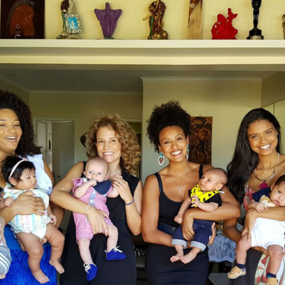 Aline Dias, Débora Nascimento, Juliana Alves, Sheron Menezzes e Maíra Charken se reuniram na tarde desta segunda-feira, 18 de dezembro de 2017