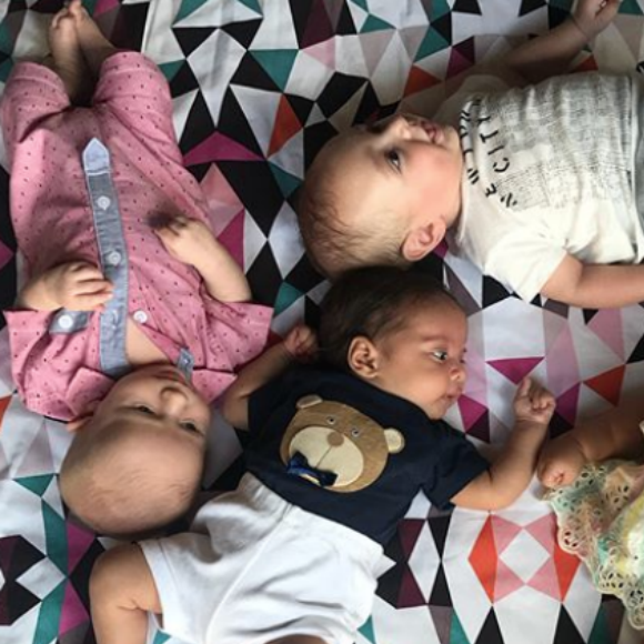 Aline Dias publicou uma foto dos filhos Juliana Alves, Sheron Menezzes e Maíra Charken no Instagram nesta segunda-feira, 18 de dezembro de 2017
