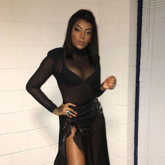 Ludmilla viajou para Luanda, na Angola, onde fará um show na próxima quinta-feira, 21 de dezembro de 2017