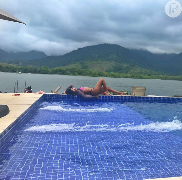 Ludmilla publicou uma foto em que aparece curtindo o dia de piscina