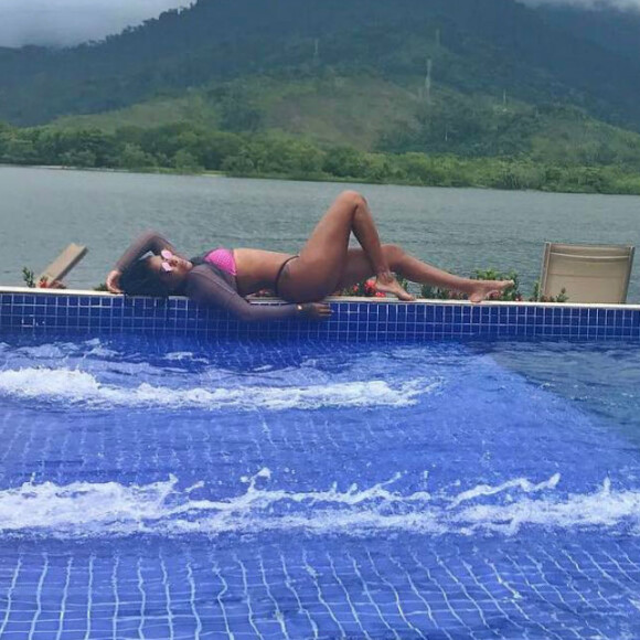 Ludmilla publicou uma foto em que aparece curtindo o dia de piscina