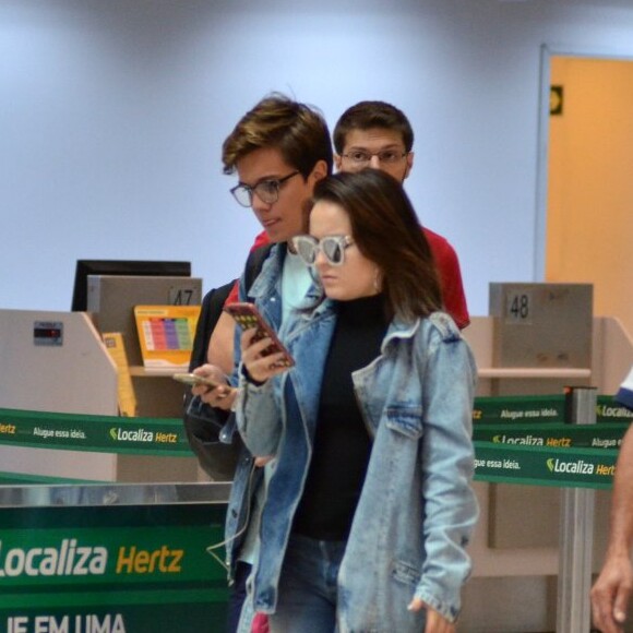 'A gente se conhece a algum tempo, acabamos nos conhecendo melhor e hoje estamos juntos e felizes', afirmou Larissa Manoela