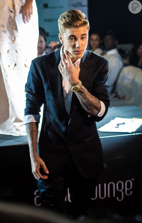 Justin Bieber surge elegante durante evento de moda