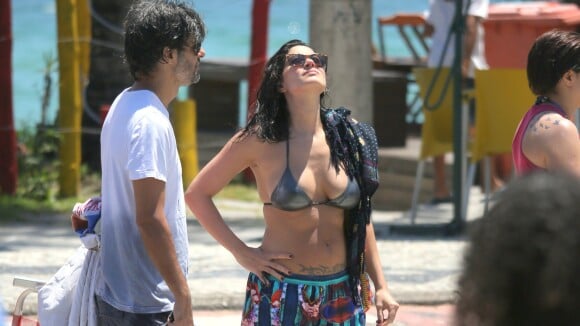 Sem a filha, Carol Castro curte praia com namorado, Felipe Prazeres. Veja fotos!