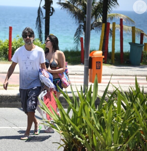 Carol Castro curtiu a praia com namorado, Felipe Prazeres, nesta segunda-feira, 18 de dezembro de 2017