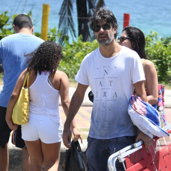 Carol Castro foi fotografada deixando a praia com o namorado nesta segunda-feira, 18 de dezembro de 2017