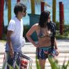 Carol Castro curtiu um dia de praia na companhia do namorado, Felipe Prazeres