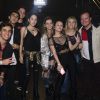 Leonardo Cidade (com blusa preta e detalhes vermelhos) foi com Larissa Manoela a show de Maluma em São Paulo