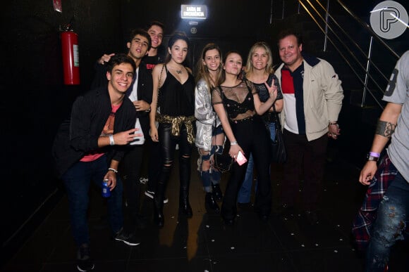 Leonardo Cidade (com blusa preta e detalhes vermelhos) foi com Larissa Manoela a show de Maluma em São Paulo