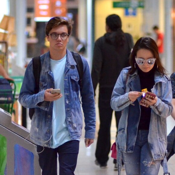 Larissa Manoela foi clicada com o ator em aeroporto no Rio de Janeiro