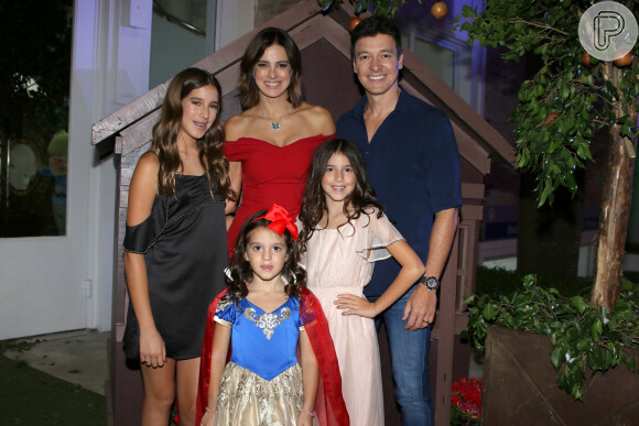 Rodrigo Faro posa com as filhas, Helena, Clara e Maria, e a mulher, Vera Viel