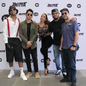 Anitta se reuniu com Tropkillaz, Dj Yuri Martins, Maejor, MC Zaac e mais equipe de "Vai Malandra" para lançar o último clipe do projeto 'CheckMate', nesta segunda-feira, 18 de dezembro de 2017