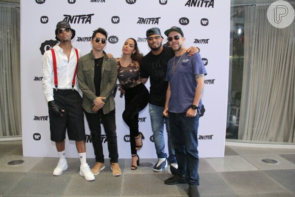 Anitta se reuniu com Tropkillaz, Dj Yuri Martins, Maejor, MC Zaac e mais equipe de "Vai Malandra" para lançar o último clipe do projeto 'CheckMate', nesta segunda-feira, 18 de dezembro de 2017
