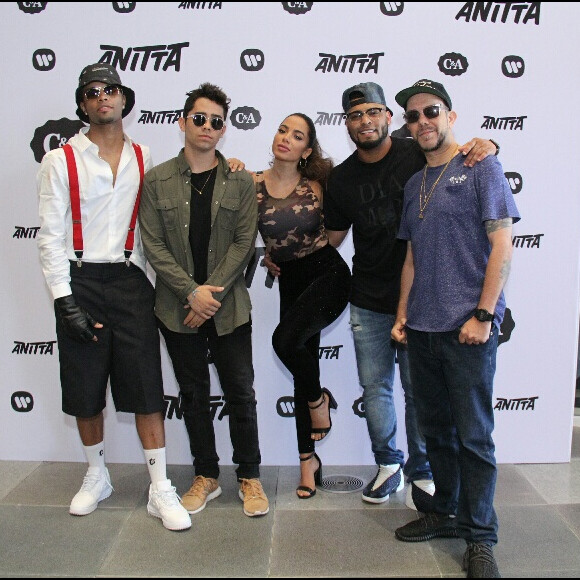 Anitta se reuniu com Tropkillaz, Dj Yuri Martins, Maejor, MC Zaac e mais equipe de "Vai Malandra" para lançar o último clipe do projeto 'CheckMate', nesta segunda-feira, 18 de dezembro de 2017