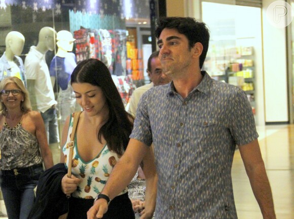 Marcelo Adnet e a namorada, Patricia Cardoso, passearam juntos em shopping do Rio