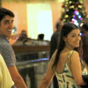 Marcelo Adnet e a namorada, Patricia Cardoso, foram juntos a shopping do Rio, na noite desta segunda-feira, 18 de dezembro de 2017