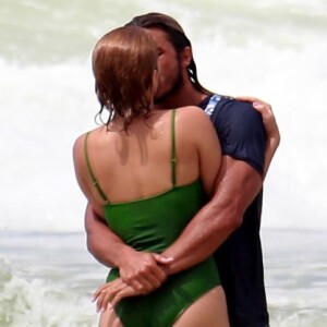 Isabella Santoni foi fotografada na praia trocando beijos com Caio Vaz
