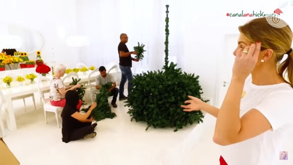 Ana Hickmann reuniu sogra, funcionários e produtora do seu canal de Youtube para ajudar na decoração de Natal da sua sala