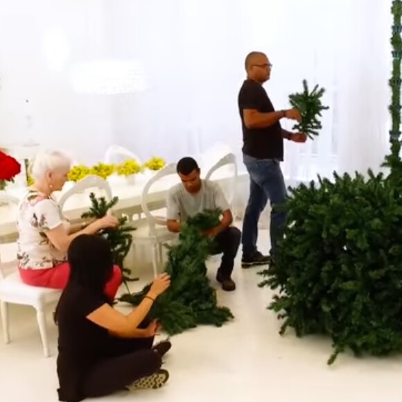 Ana Hickmann reuniu sogra, funcionários e produtora do seu canal de Youtube para ajudar na decoração de Natal da sua sala