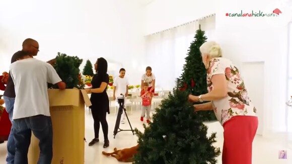Ana Hickmann armou quatro árvores de Natal na sala da sua mansão. Local já recebeu festa para 400 convidados