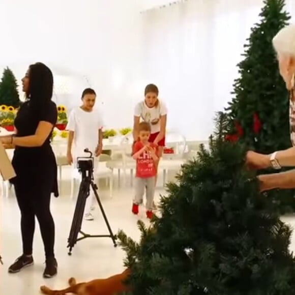 Ana Hickmann armou quatro árvores de Natal na sala da sua mansão. Local já recebeu festa para 400 convidados