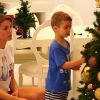 Alexandre Jr., filho de Ana Hickmann e Alexandre Corrêa, ajudou a mãe a montar a decoração de Natal