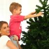 Ana Hickmann teve ajuda do filho, Alexandre Jr., de 3 anos, a armar uma das quatro árvore de Natal