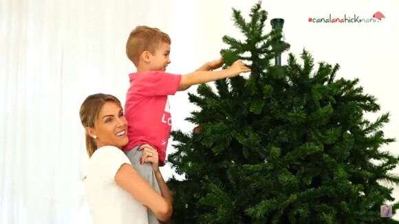 Ana Hickmann teve ajuda do filho, Alexandre Jr., de 3 anos, a armar uma das quatro árvore de Natal